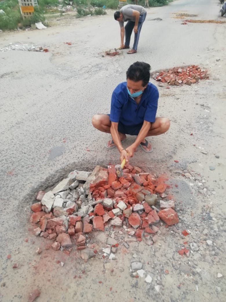 RWA_Sector49's tweet photo. @cmohry @DiprHaryana @mlkhattar @OPDhankar @MCF_Faridabad @Dchautala @DC_Faridabad कैंसर पीड़ित वरिष्ठ नागरिक ने सैनिक कॉलोनी फरीदाबाद में सड़कों के गड्ढे खुद भरे, और भी वरिष्ठ नागरिक साथ आए। सरकारी और प्रशासन तंत्र के पीछे पिछले तीन महीने से गुहार लगाते रहे। https://t.co/CoJxqsR6vw