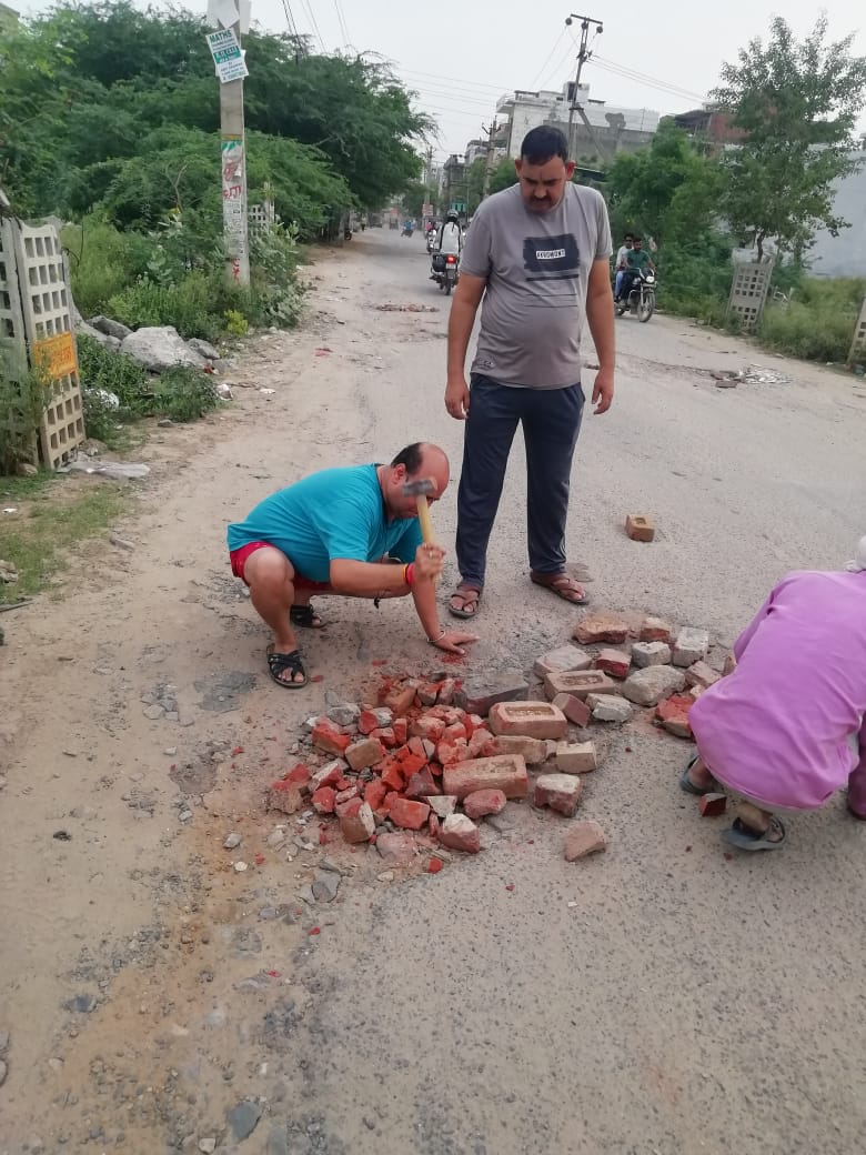 RWA_Sector49's tweet photo. @cmohry @DiprHaryana @mlkhattar @OPDhankar @MCF_Faridabad @Dchautala @DC_Faridabad कैंसर पीड़ित वरिष्ठ नागरिक ने सैनिक कॉलोनी फरीदाबाद में सड़कों के गड्ढे खुद भरे, और भी वरिष्ठ नागरिक साथ आए। सरकारी और प्रशासन तंत्र के पीछे पिछले तीन महीने से गुहार लगाते रहे। https://t.co/CoJxqsR6vw
