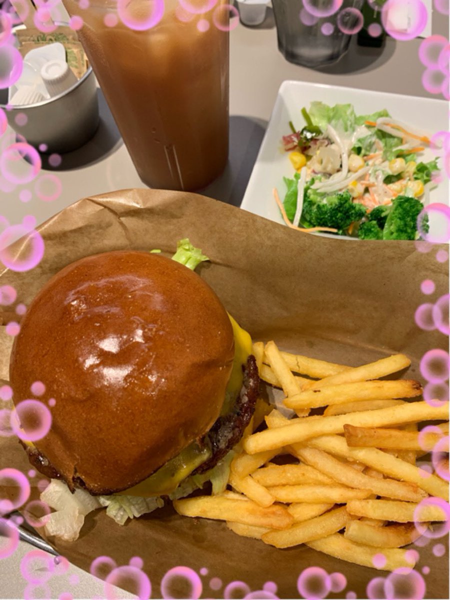 chocolatyuri's tweet photo. 友達と久々にランチ🍔&ウィンドーショッピング👚
ワイワイ喋って日頃のストレス発散だー🙌
「疲れてるのに🏠でゆっくり休まんでええん?」「ええねん😉」と言いながら明日からまた「しんどい💦しんどい💦ゆっくりしたい😩」って言う私が見える🤣
#JSBURGER https://t.co/ePjRy7kTWD