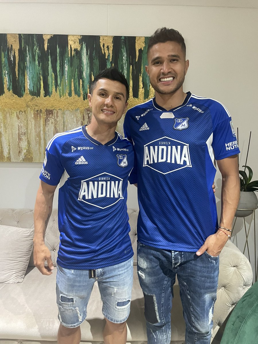 larry_vasquez05's tweet photo. La foto que faltaba  🙄 🏆🏆 🏆🏆 ! https://t.co/OtDtJGb5P6
