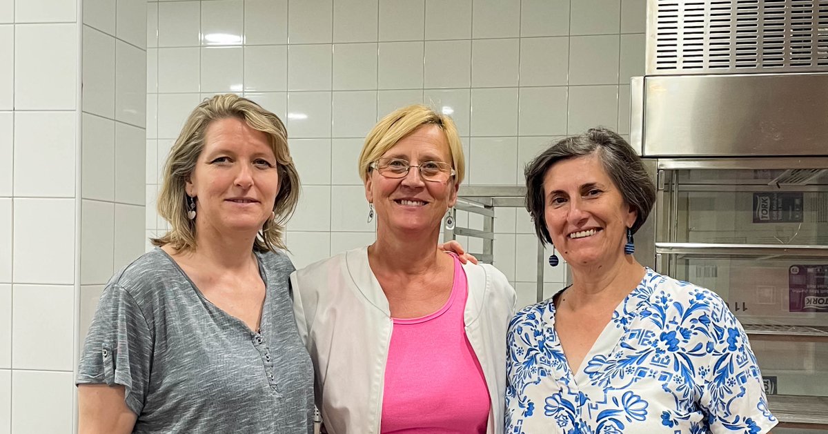 ICSBUDAPEST's tweet photo. The hot lunches 🍲 🍗 🥗 served at #ICSBudapest are a welcome option for many of our students. We have a team of hardworking 💪  and dedicated meal service staff who make it all possible. We are thankful for these lovely ladies. https://t.co/VBFPwfVLh9