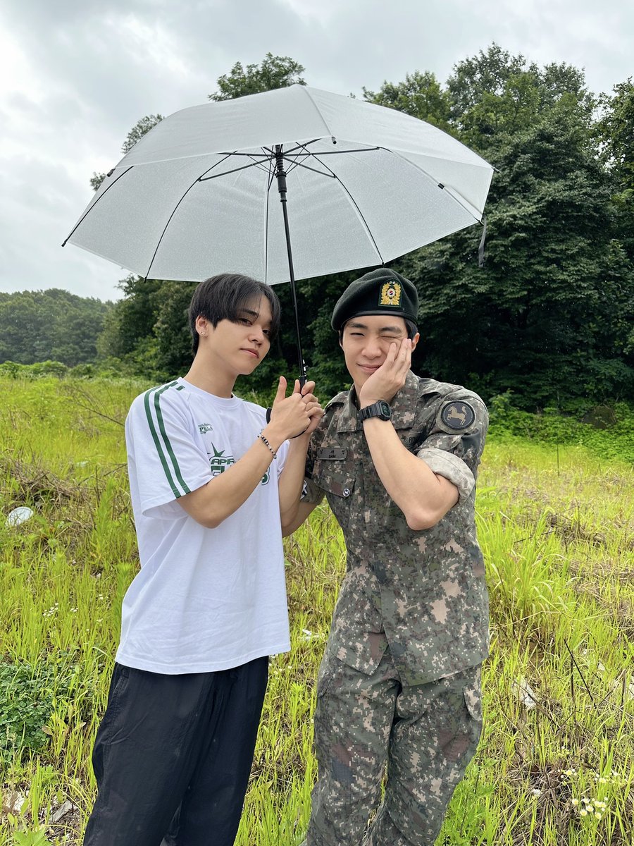 [#LightONF] 23.06.26 제이어스 &amp; 와이엇 전역 📸

둠 둠 둠 둠‼️ 커지는 퓨즈들 심장 소리 느껴지니👂드디어 제이어스 전역했스 와이엇 전역했엇😆 늠름해진 모습으로 건강히 퓨즈들 곁으로 돌아온 멤버들💕

#작댕큰댕_전역했댕
#WELCOME_JUS_WYATT
#온앤오프 #ONF 
#제이어스 #J_US #와이엇 #WYATT