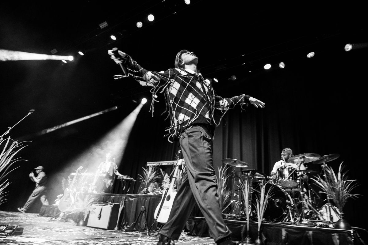oneruel's tweet photo. miniatureapilis thank you my lovelies, beautiful crowd tn ❤️❤️ 

photos by @MichelleGHunder https://t.co/yFMCUYrKBi