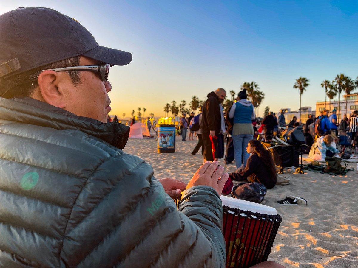 SoCalYuman's tweet image. It’s always wonderful to round out a week of surgery and academics with a great day at the beach. Surf and sunset was beautiful… drum circle with such sense of community. #RecoveryTime #LoveVenice