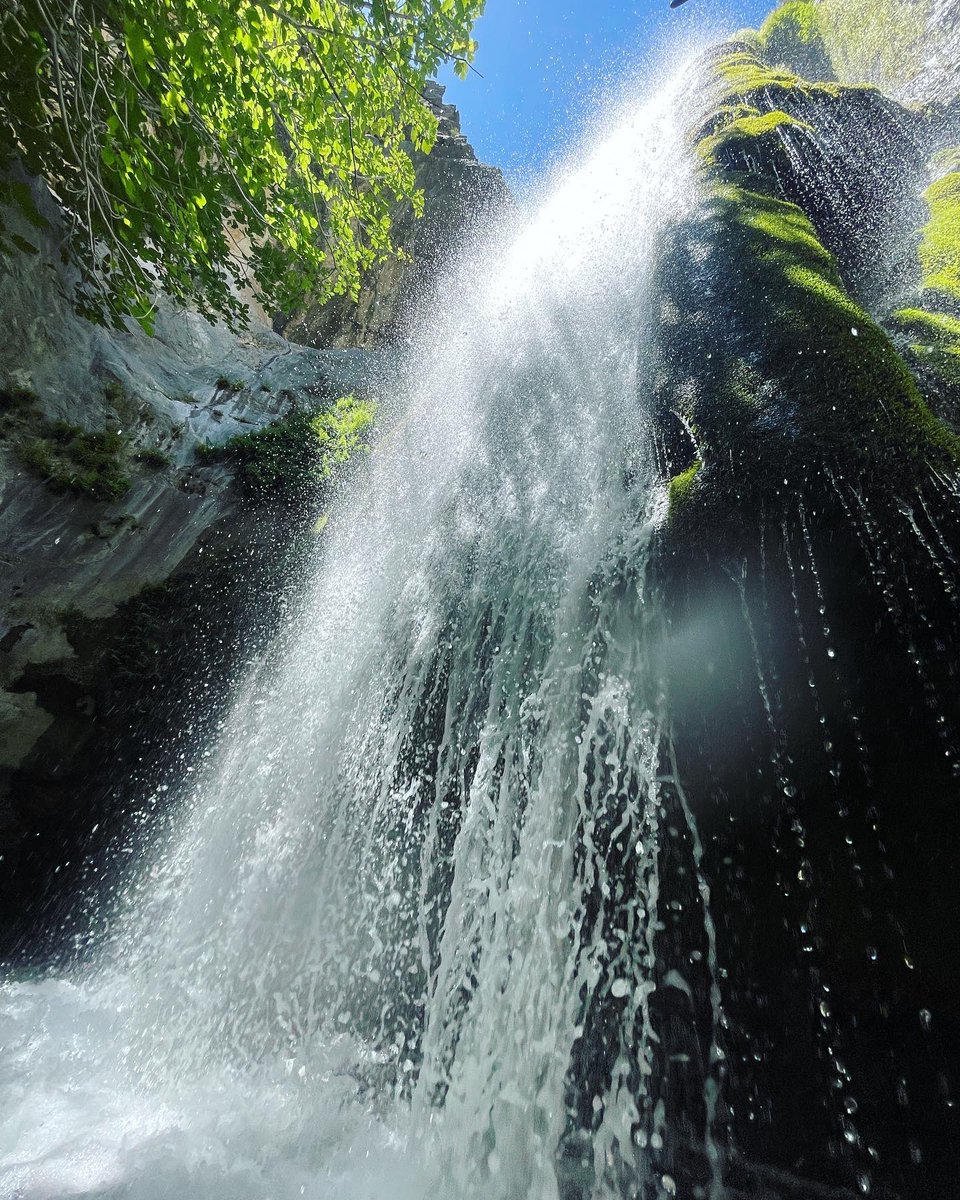 Liberty53000_'s tweet photo. East Fork: #BridgetoNowhere —> #DevilGulch (top secret elusive waterfall). Double header! What an unbelievable day. The river was flowing like mad. It was absolutely stunning (but slippery!). I’ve never seen it look that beautiful. @Angeles_NF https://t.co/u7J9GFvltl