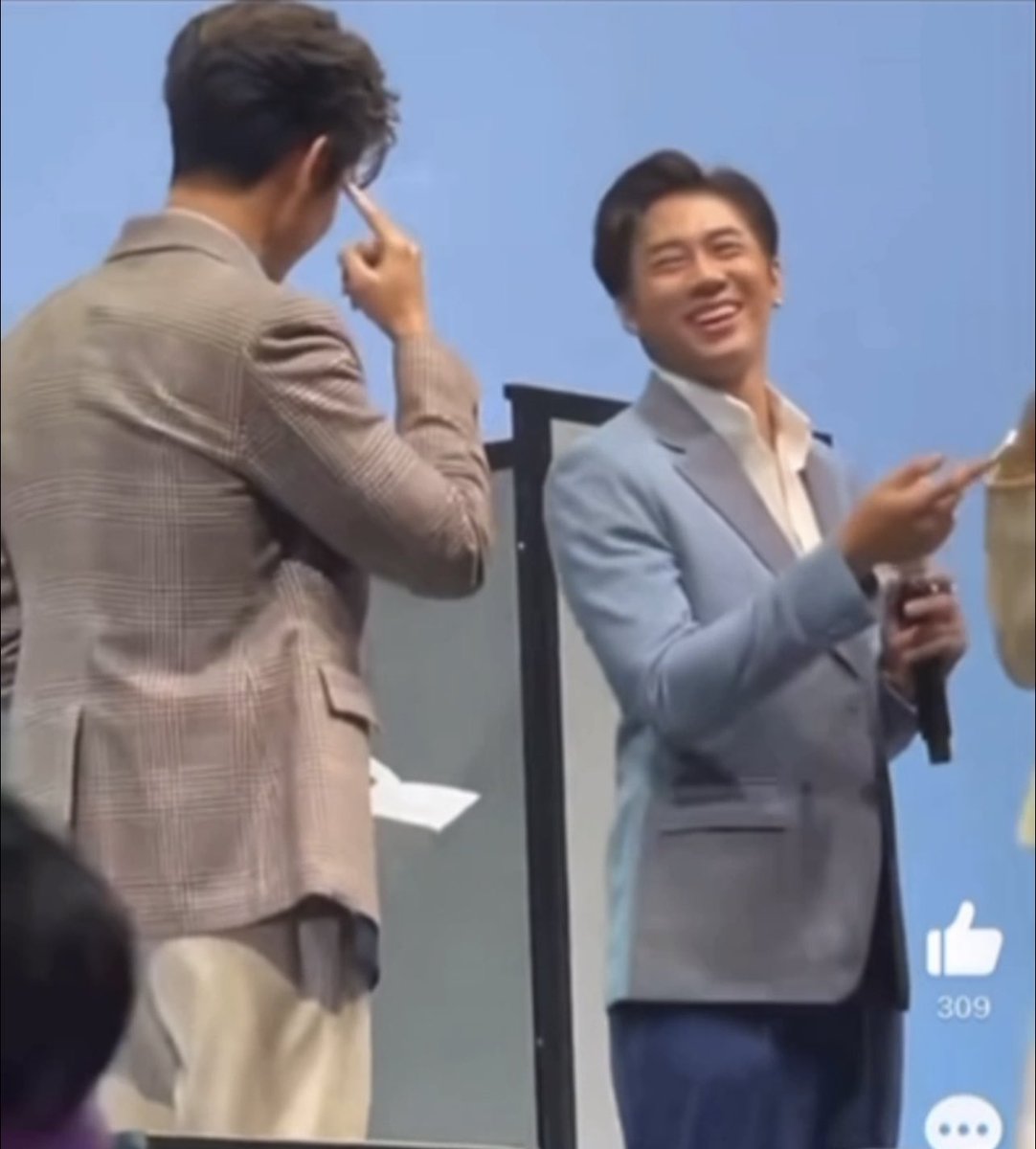 BachataJam's tweet photo. He saw the marriage photos &amp; laughed w/ the host, flipped the pages in hesitation &amp; eventually flipped to the blank page and showed it to the public. Don’t blame him for fooling you again like he always did before. He is just trying to show loyalty to his true lover.
@film_tnp20 https://t.co/uACiSY1tPT