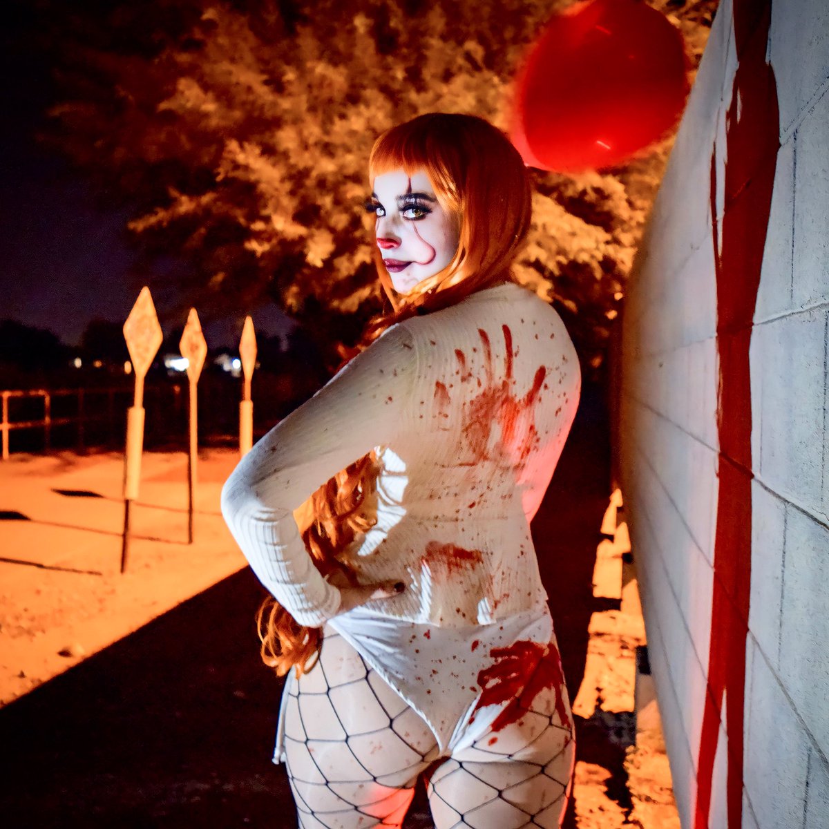 Watching some spookies before bed, probably not the best idea but 😈
Photo taken by @windows_vinsta 
.
.
#pennywise #pennywise🎈 #pennywisecosplay #weallfloatdownhere #it #cosplay #horror #horrorcosplay #cosplaygirl #polyxenacosplay