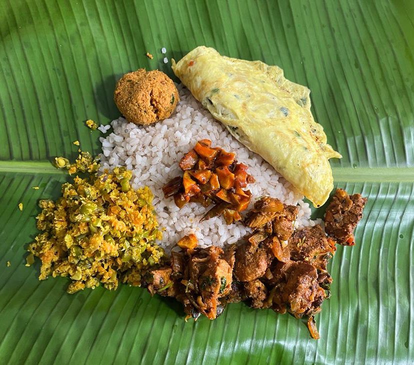 A typical pothichoru comprises the matta rice, thoran, mezhukkupuratti, moru curry, pickle & chammanthi. Omelette, fish or chicken fry. 
A dish which started as meals for people who travel to long routes due to in access to restaurants back in the days.
#feelingnostaligic