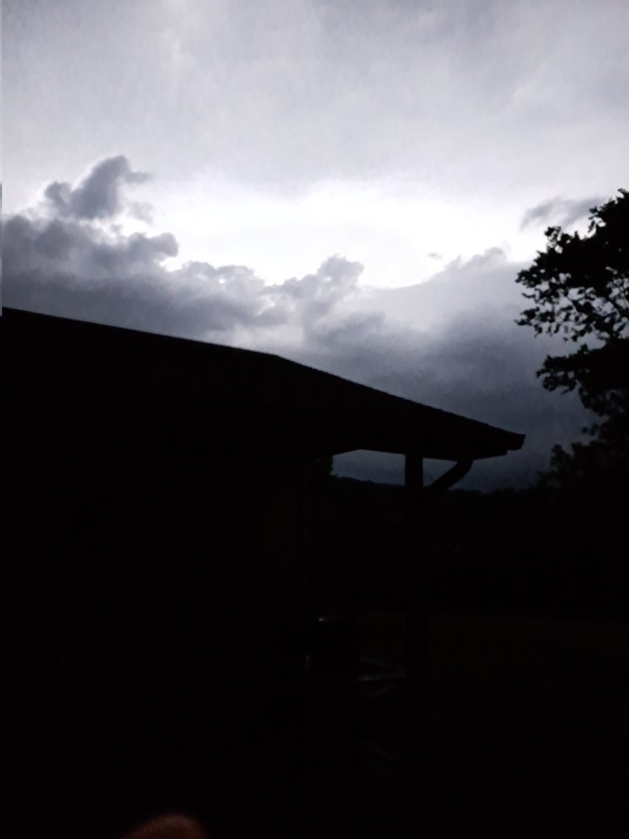 sgzdev's tweet image. Impressive lightning facing SE from Lower Hadley