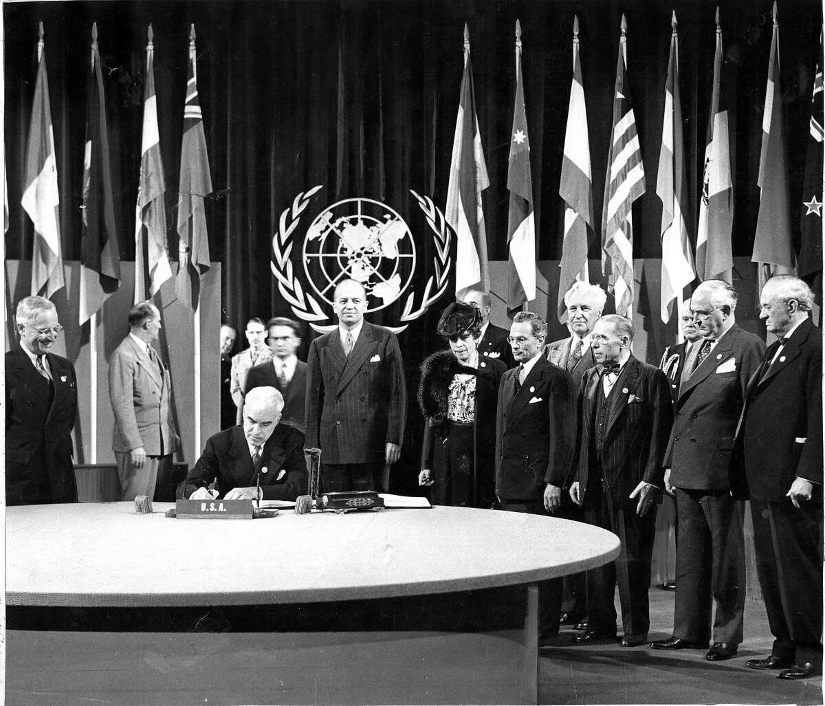 OTD - June 26, 1945
Signing ceremony of the 🇺🇳 Charter in San Francisco took place. A virtuoso pianist was invited to celebrate the occasion. He began by performing The Star-Spangled Banner (obligatory before every concert in 🇺🇸).
What followed was an act of political protest. /1