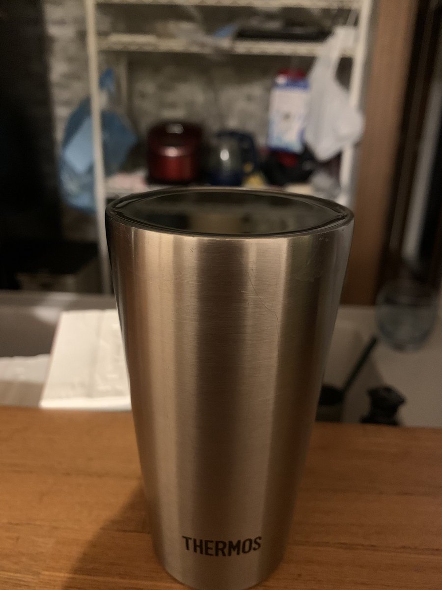 水を入れすぎたサーモスのコップが、
まるで水が入っていないかのように見えました。 https://t.co/rylUSPzKiY