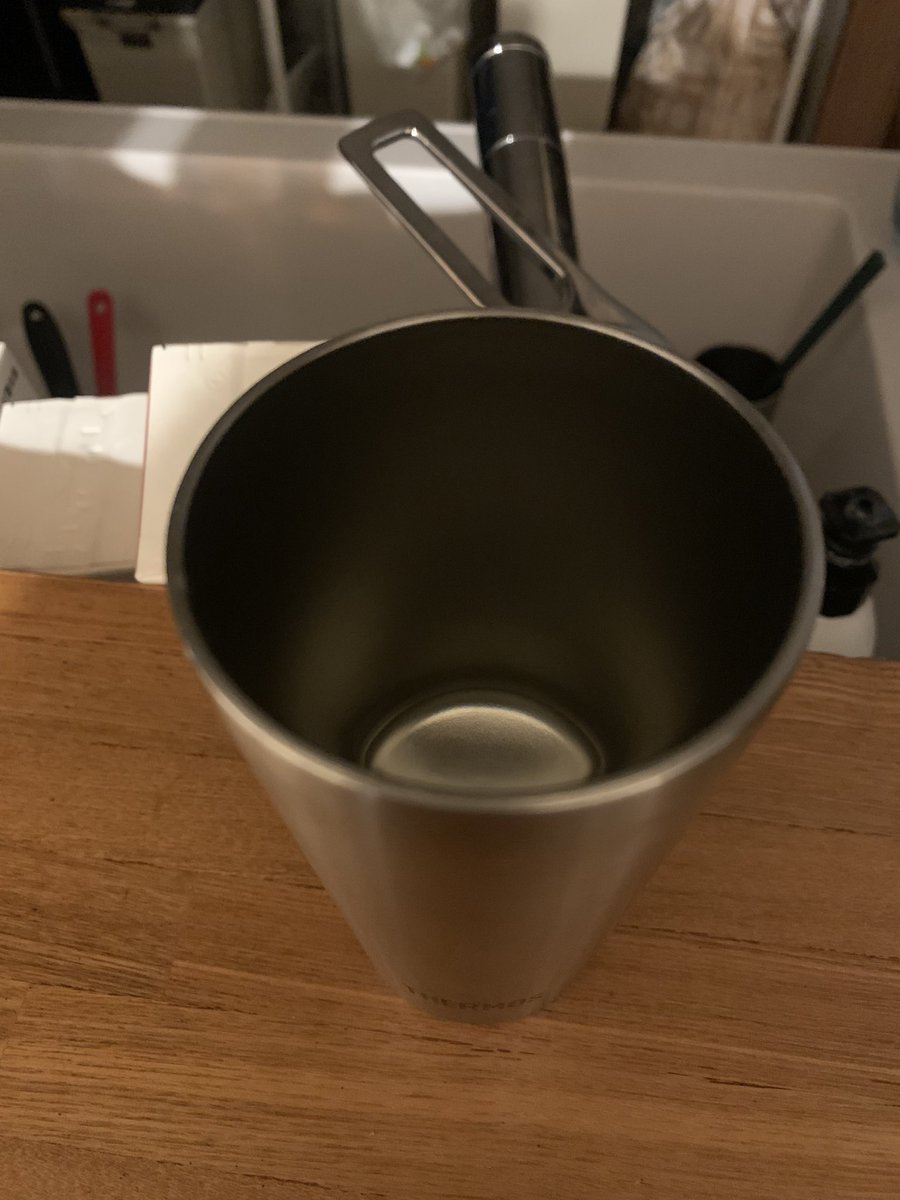 水を入れすぎたサーモスのコップが、
まるで水が入っていないかのように見えました。 https://t.co/rylUSPzKiY