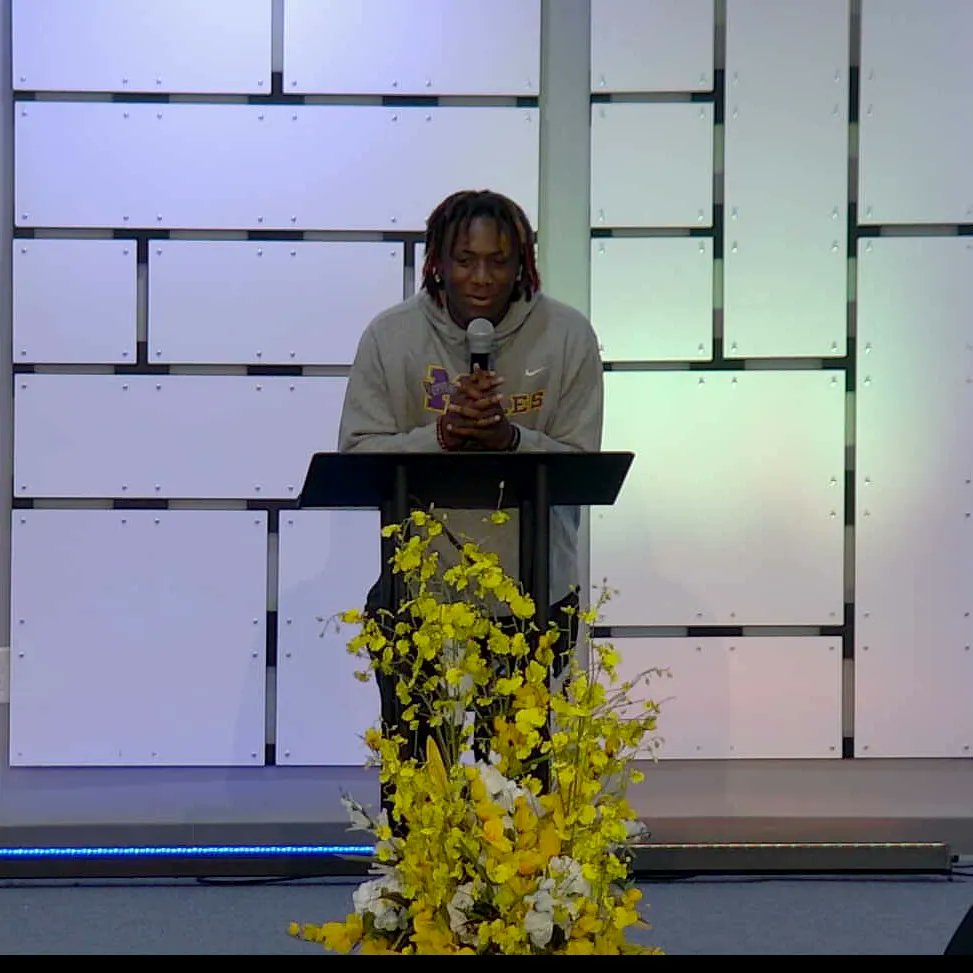 FOL_Ministries's tweet image. We love seeing our college students go forth in service today.  Keep God first in all that you do.  Let God order your steps and watch Him blow your mind.  #fol #folministries #collegesunday