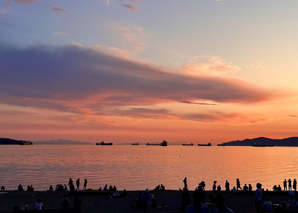 Was hoping for a little better but here’s this evening’s #sunset from #EnglishBay in #Vancouver #BC’s #WestEnd 🌅 

#ShareYourWeather #SalishSea #WestCoast #PacificCoast #YVRwx #BCwx #BCstorm @wheeler244 @RandySmall