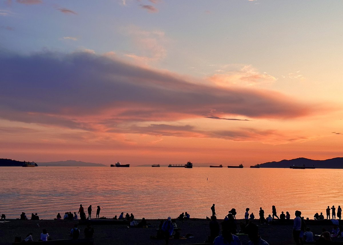 RyanVoutilainen's tweet photo. Was hoping for a little better but here’s this evening’s #sunset from #EnglishBay in #Vancouver #BC’s #WestEnd 🌅 

#ShareYourWeather #SalishSea #WestCoast #PacificCoast #YVRwx #BCwx #BCstorm @wheeler244 @RandySmall https://t.co/H1O9DWSArR