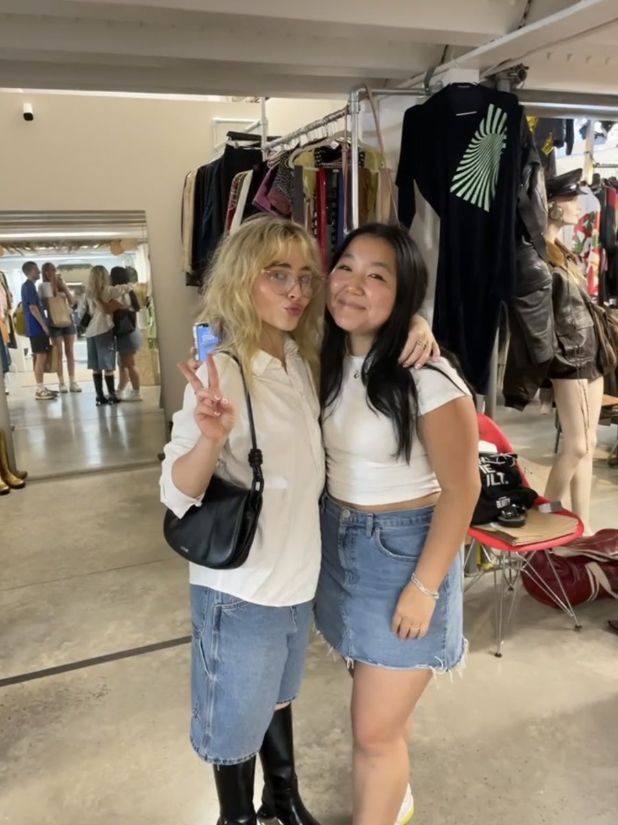 SCANews_'s tweet photo. 📸| @SabrinaAnnLynn with a fan a few days ago. https://t.co/kzW4Y427xt