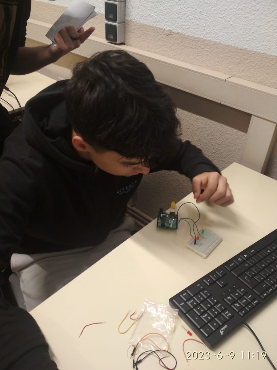 FPJROtero's tweet image. Los alumnos de 2º de Grado Básica han compartido su conocimiento sobre el uso de Arduino mediante un taller inspirador para los estudiantes de 1º. ¡Fomentando la creatividad y el aprendizaje colaborativo en nuestra comunidad educativa! #TallerArduino #AprendizajeColaborativo