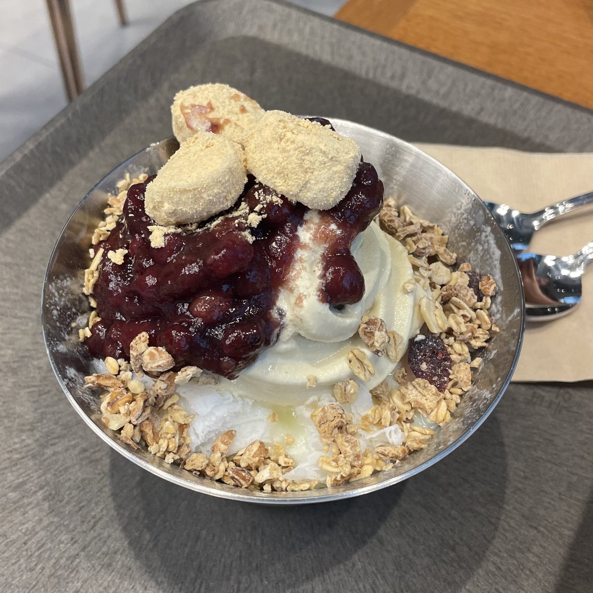 체인 폴바셋

빙수의 계절이 왔기에 댕로 폴바셋에서 먹었는데 맛있당 후식으로 먹는다면 무조건 2인1빙이다 1인 1빙 했다가 낭패봤어요..
팥빙, 과일(블루베리)빙수 두 종류 중 갠적으로는 블베보단 팥빙! 아이스크림이 리치한 편이라 고소한 팥과 잘 어우러지고, 피스타치오 아이스크림과 조합이 짱