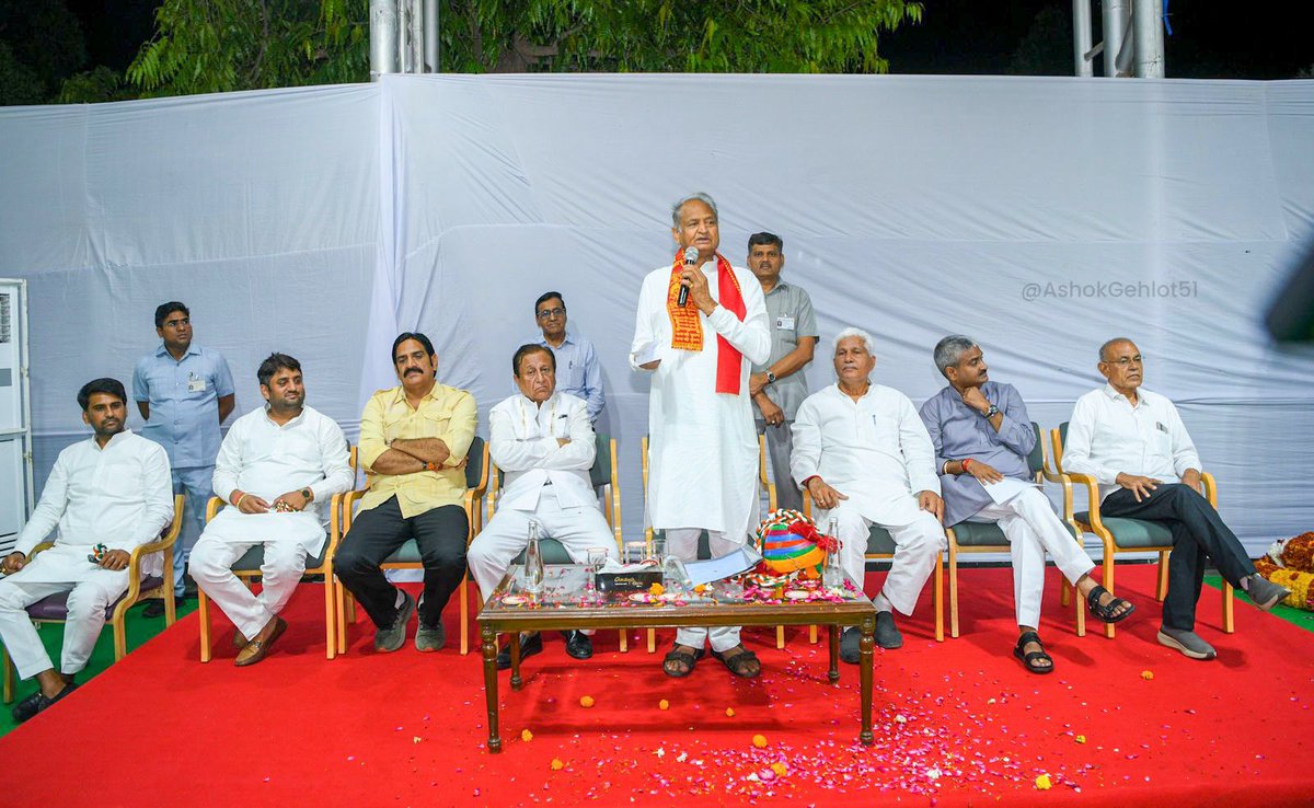 ashokgehlot51's tweet photo. गतदिवस निवास पर आए यादव समाज के लोगों से भेंटकर उनका कुशलक्षेम जाना। इस दौरान उनकी मांग पर श्रीकृष्ण बोर्ड के गठन की घोषणा की। https://t.co/OwTEM6sgKs