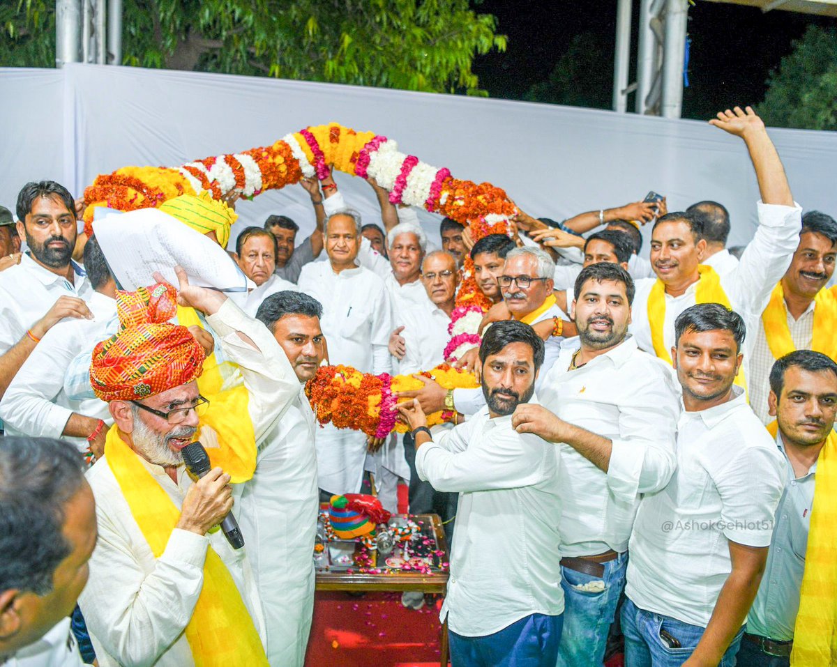 गतदिवस निवास पर आए यादव समाज के लोगों से भेंटकर उनका कुशलक्षेम जाना। इस दौरान उनकी मांग पर श्रीकृष्ण बोर्ड के गठन की घोषणा की।