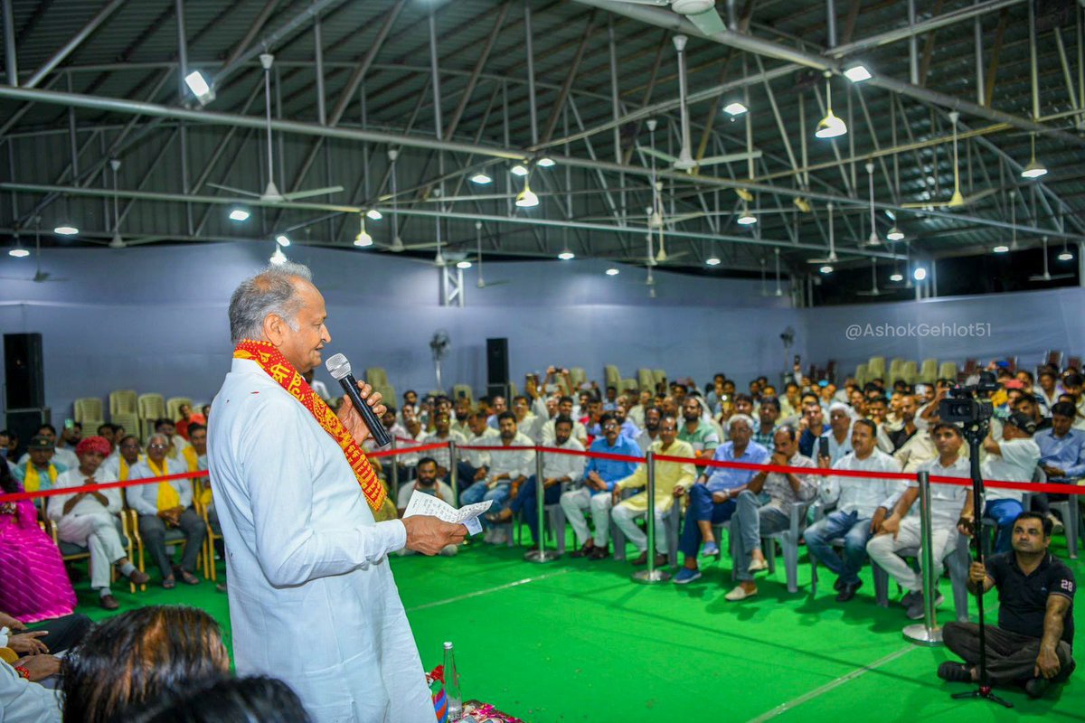 ashokgehlot51's tweet photo. गतदिवस निवास पर आए यादव समाज के लोगों से भेंटकर उनका कुशलक्षेम जाना। इस दौरान उनकी मांग पर श्रीकृष्ण बोर्ड के गठन की घोषणा की। https://t.co/OwTEM6sgKs