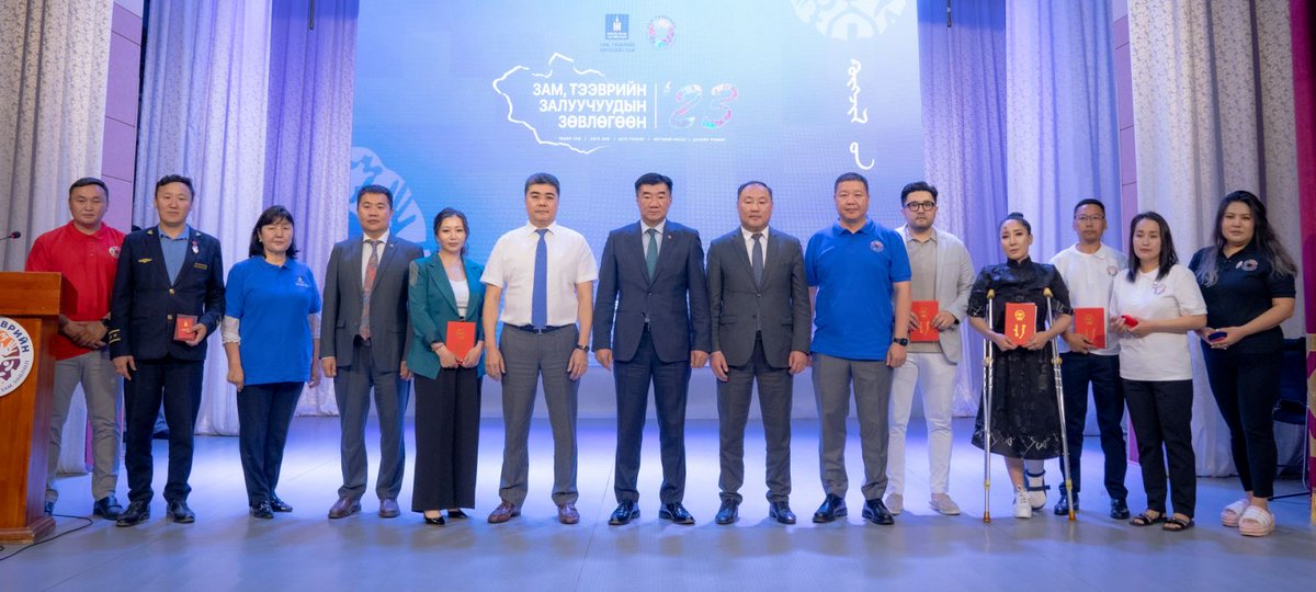 “Хөгжлийн сэргэлт” Зам, тээврийн салбарын залуучуудын зөвлөгөөнд “Монголын төмөр зам” ТӨХК-ийн төлөөлөл залуус оролцож зам, тээврийн салбарын залууст тулгамдаж буй асуудлын талаар хэлэлцлээ.