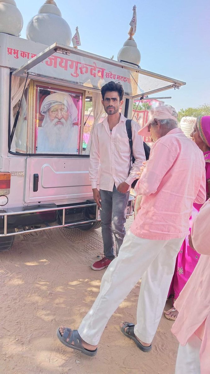 🙏🌹🙏🌹🙏🌹🙏
* प्यारे गुरू जी महाराज जी *
मुस्कराता रहूं मैं तेरी छवि को निहार कर 
बैठा रहूं मैं हमेशा तेरे चरणों में आकर , 
नादान दिल कहता है कि मैं सिर्फ तेरा हो जाऊं।
और जिन्दगी सारी गुजार दूं तेरे दरबार में आकर ।
🙏🌹परम गुरू जय जय गुरु देव 🌹🙏
🙏🌹परम गुरू जय जय गुरु देव