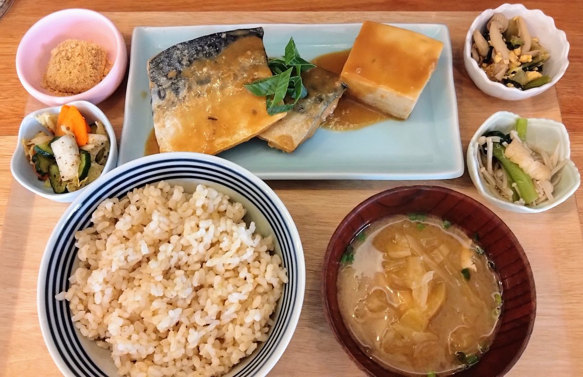anohirealestate's tweet photo. #お昼ごはん はサバの味噌煮定食を頂きました✨
エネルギー補給のためこってり系で。添えられた大きな豆腐もうれしい🌟
#料理好きな人と繋がりたい #お腹ペコリン部 #BOBKITCHEN #食事記録 https://t.co/vef61ZzxBC