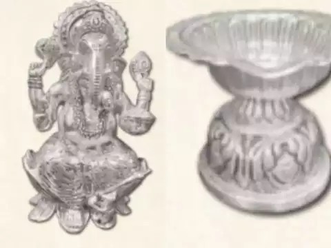 The box contains the idol of Ganesha, Hindu deity considered as the destroyer of obstacles. This silver idol of Ganesha has been handcrafted by a family of fifth generation silversmiths of Kolkata. A diya (oil lamp) occupies a sacred space in every Hindu household. 
7/8