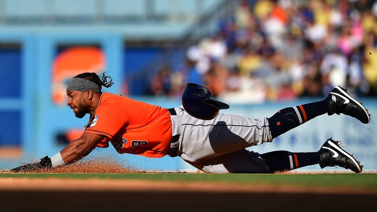 DavidAd75944560's tweet image. #Astros #Deadspin #Dodgers #finale #innings #win Astros win finale with Dodgers in 11 innings tinyurl.com/2esdg3xx 
Jeremy Pena and Jose Abreu each hit two-run homers, Alex Bregman had a go-ahead RBI single in the 1...