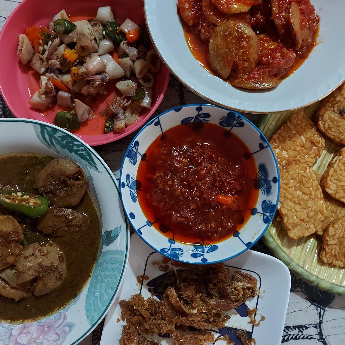 Kalau lauk²nya seperti ini, cocoknya dikombinasikan dengan sayur apa ya? 😁