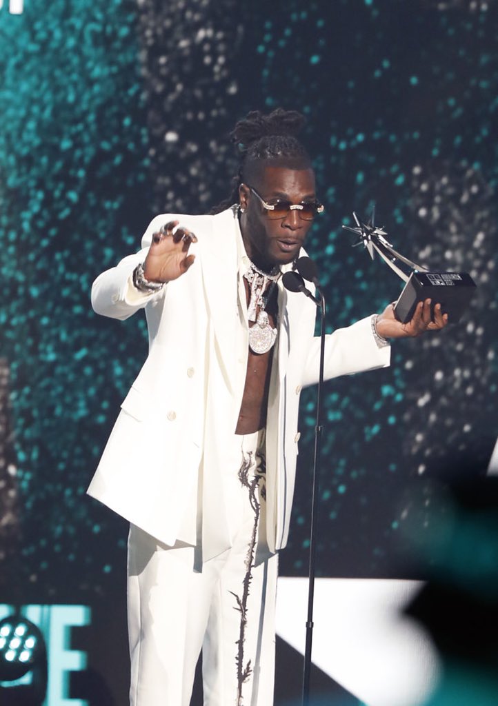 Burna Boy torna-se o primeiro artista africano a ganhar o BET Best  International Award pela quarta vez 