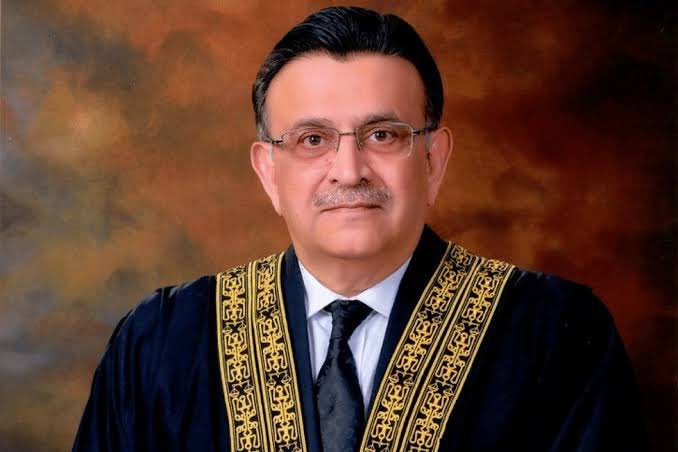 AsadAToor's tweet photo. 🚨🚨#BREAKING: CJP #JusticeUmarAtaBandial observes “Court don’t have a stick, only rely on moral authority.” Indirectly questioning role of #PakistanArmy in state affairs Chief Justice Bandial asks “in this country many have sticks but do they have moral authority?” https://t.co/DpJ7RYSeoG