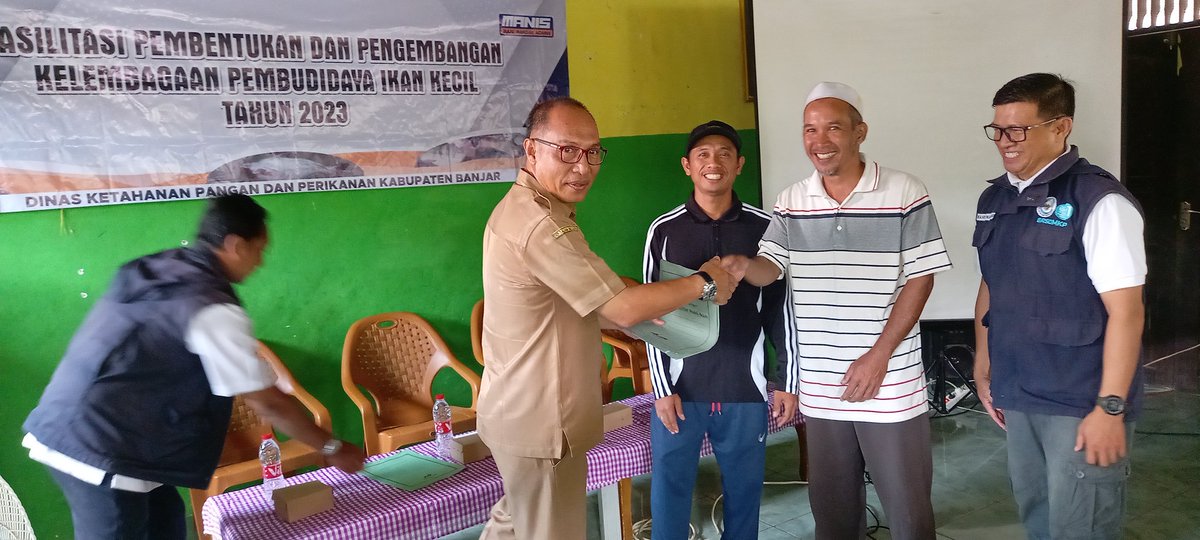 ramli_bang's tweet photo. Kegiatan Bidang budidaya bersama Penyuluh Perikanan Kab. Banjar, Pemberian Pendampingan Kemudahan Akses Ilmu Pengetahuan  Teknologi dan Informasi Kpd Pembudidaya,,
#GiatLuhkanSatminkalBWI
#luhlapor 
#Produksi https://t.co/34ysQExSrS