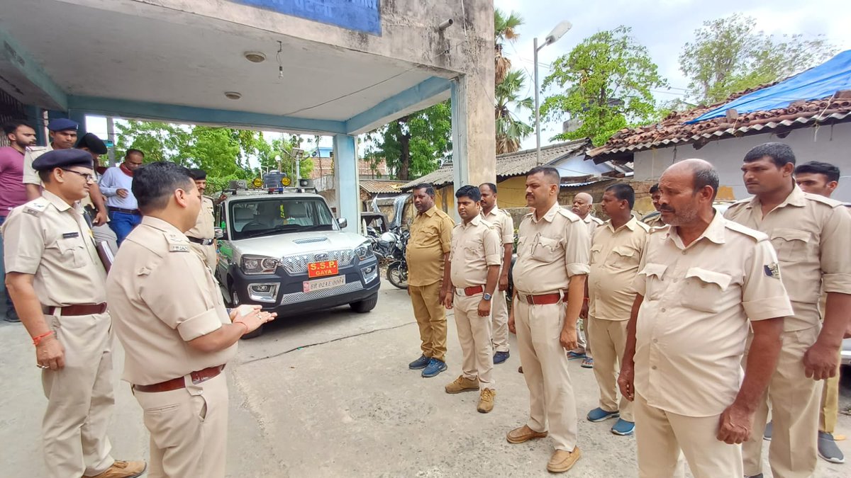 दिनांक 25.06.2023 को वरीय पुलिस अधीक्षक महोदय, गया द्वारा वजीरगंज थाना का निरीक्षण किया गया। थाना की कार्य प्रणाली, अपराध नियंत्रण, विधि-व्यवस्था की समीक्षा की गई एवं चौकीदारी परेड में भाग लिया गया तथा अच्छा कार्य करने वाले चौकीदार 01. कनावती देवी 02. रविन्द्र यादव (1/2)