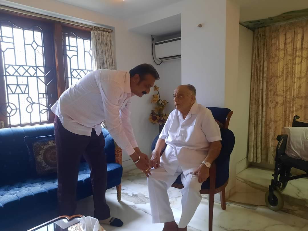 મહાત્મા ગાંધી આરોગ્ય મંદિર - રાજુલા ના "પ્રેરક દાતા" અને રાજુલાના નગરશેઠ તરીકે જેમની છાપ છે એવા શ્રી અનિલભાઈ નંદલાલભાઈ મહેતા સાથે ગઈકાલે મુંબઈ ખાતે તેમના નિવાસ્થાને શુભેચ્છા મુલાકાત કરી આશીર્વાદ લીધા.

 જય દ્વારકાધીશ