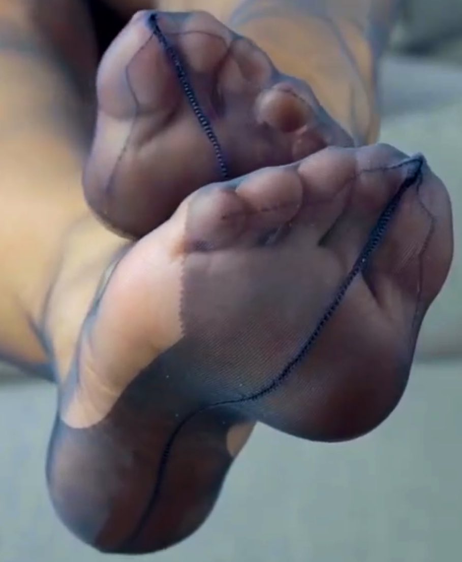 nylonsandnylons's tweet photo. ❤️❤️
#blacknylons #collant #feet_pic #FeetPicture #feet #fullfashionstockings #toes #ffnylons #nailpolish #nylonfeet #rhtnylons #reinforced #heel #nylonsoles https://t.co/C3kN20j7KU