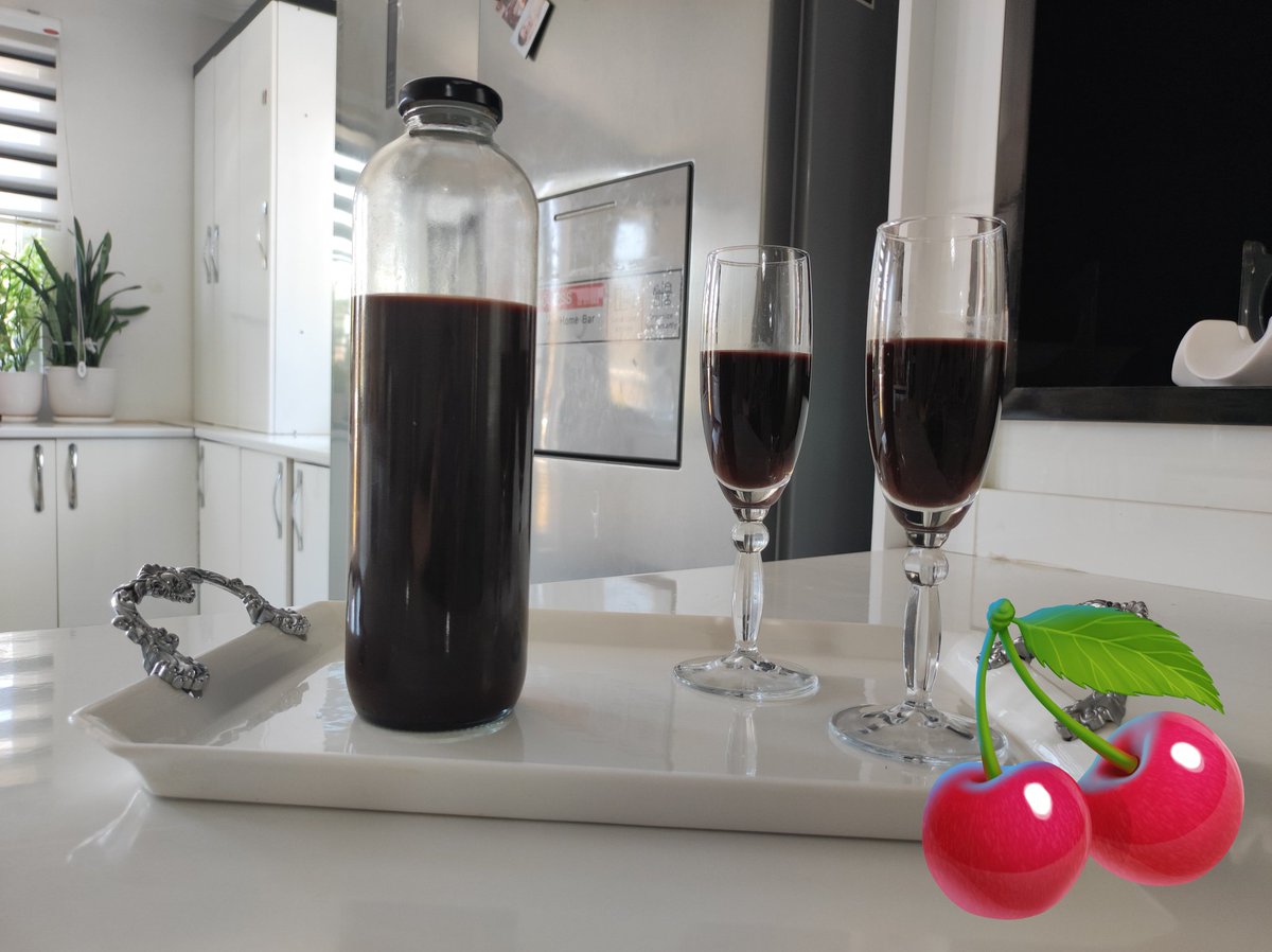 💛✨Gooooood mooorning Everyone💛✨

🍷🍷🍷happy monday🍷🍷🍷🍷

My wife's homemade cherry wine, 12 years old!!!!!  Do you want to raise your hands ✌️🍒🍷?

#mondaymood
#TastingPlate
#AppetizerPlate
#CheesePlate
#WineWednesday
#WineTasting
#WineCountry
