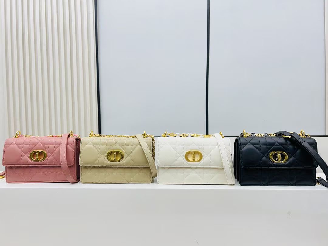 𝗗𝗜𝗢𝗥 𝗠𝗶𝘀𝘀 𝗰𝗮𝗿𝗼 chain handbags
 Let's hang up! Let's hang up!  !  Hot all over the network
 Not surprisingly, it is my favorite small bag in summer.
 It is still the classic cannage pattern logo, which is really never tired of seeing
 Alternating shoulder 17.3×13×7.5cm