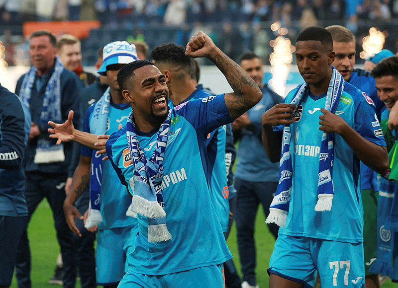 sabahspor's tweet photo. ✈️ Fenerbahçe, geçtiğimiz mart ayında iş birliği anlaşması imzaladığı Zenit'in organize edeceği dörtlü futbol turnuvası için Rusya'ya gitmeyi planlarken, aklı sadece sahada değil.

🟡🔵 Fenerbahçe, aynı zamanda sağ kanat oyuncusu Malcom'un da peşinde.

@berkayturn10 https://t.co/ohAREukKpH