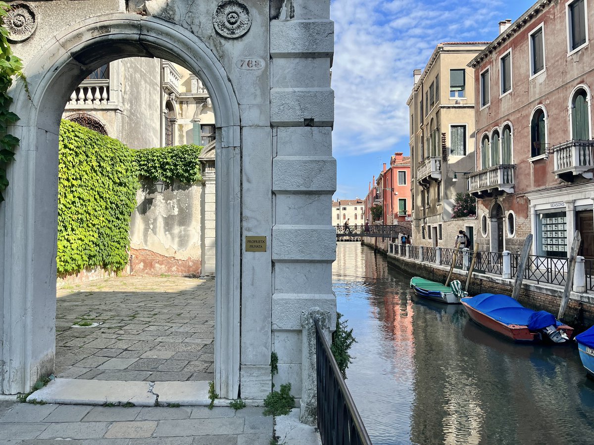 Palazzo Gradenigo in rio Marin 
#passeggiandopervenezia
#venice #veniceitaly #tour  #Holidays #tourism  #italy #italyvacations #veniceholiday #secretvenice #photowalk