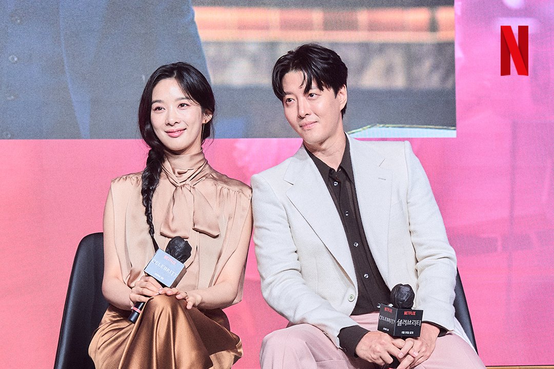 NetflixKR's tweet photo. 화려한 셀럽 세계의 중심에 있는 이들이 한자리에. 죄송한데 사진 한 장만 같이 찍고 제 SNS에 올려도 될까요?

모두가 선망하는 화려함에 가려진 적나라한 민낯, <셀러브리티> 6월 30일 오직 넷플릭스에서. https://t.co/AijXM9mNwe
