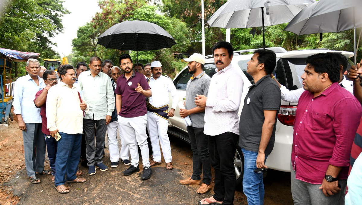 GVMC_VISAKHA's tweet photo. Commissioner GVMC CM Saikanth Varma IAS along with NREDCAP Chairman Sri KK Raju and ADC Sri V Sanyasi inspected the road along the Giripradakshina event. Instructed officials to complete the patch works on war foot basis.

#SwachhSurvekshan2023 
#SwachhSurvekshan2023Visakhapatnam 
#VisakhaSwachhSankalpam 
#VizagSaysNotoPlastic 
#EcoVizag 
#ISupportEcoVizag 
#RRR4LIFE 
#IndiaVsGarbage 
#ChooseLiFE 
@AndhraPradeshCM 
@AudimulapSuresh 
@GHVKumariMayor 
@CDMA_Municipal 
@pibvijayawada