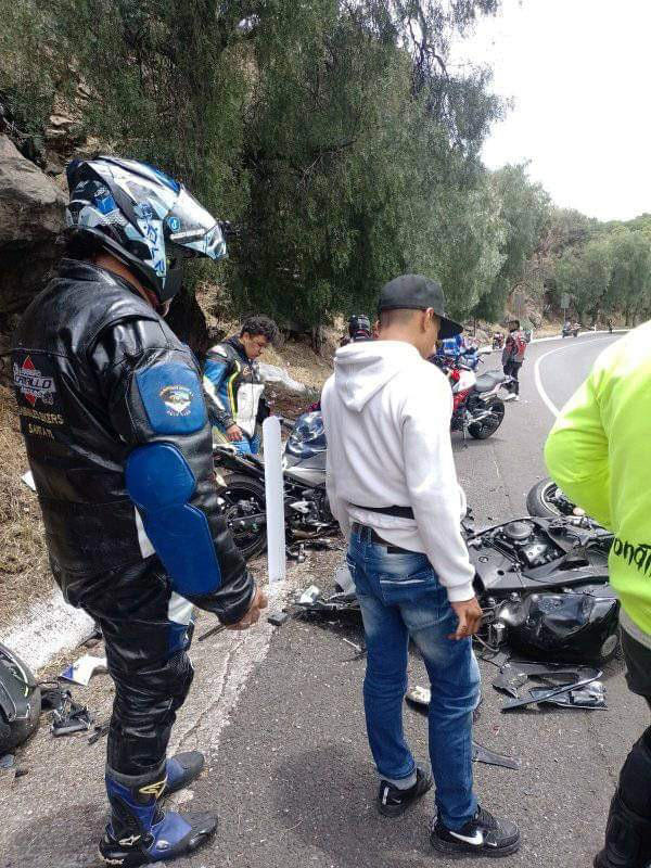 AndyGard86's tweet photo. La tarde de este domingo se registró un #choque de dos #motocicletas en la Autopista #MéxicoCuernavaca, el cual dejó un saldo de tres personas heridas. https://t.co/fhcxLXHA6f