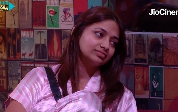 RealityShows45's tweet photo. #Livefeed !!
Bebika motivating Jiya that she should not be afraid of nomination.
#Bibika :- Jisko darr hota hai darr ke jite hai jo nahi darte wo bekhof rehte hai...mein bekhof hu !!
#BiggBossOTT2 #JiyaShankar https://t.co/iugrdaaAO8