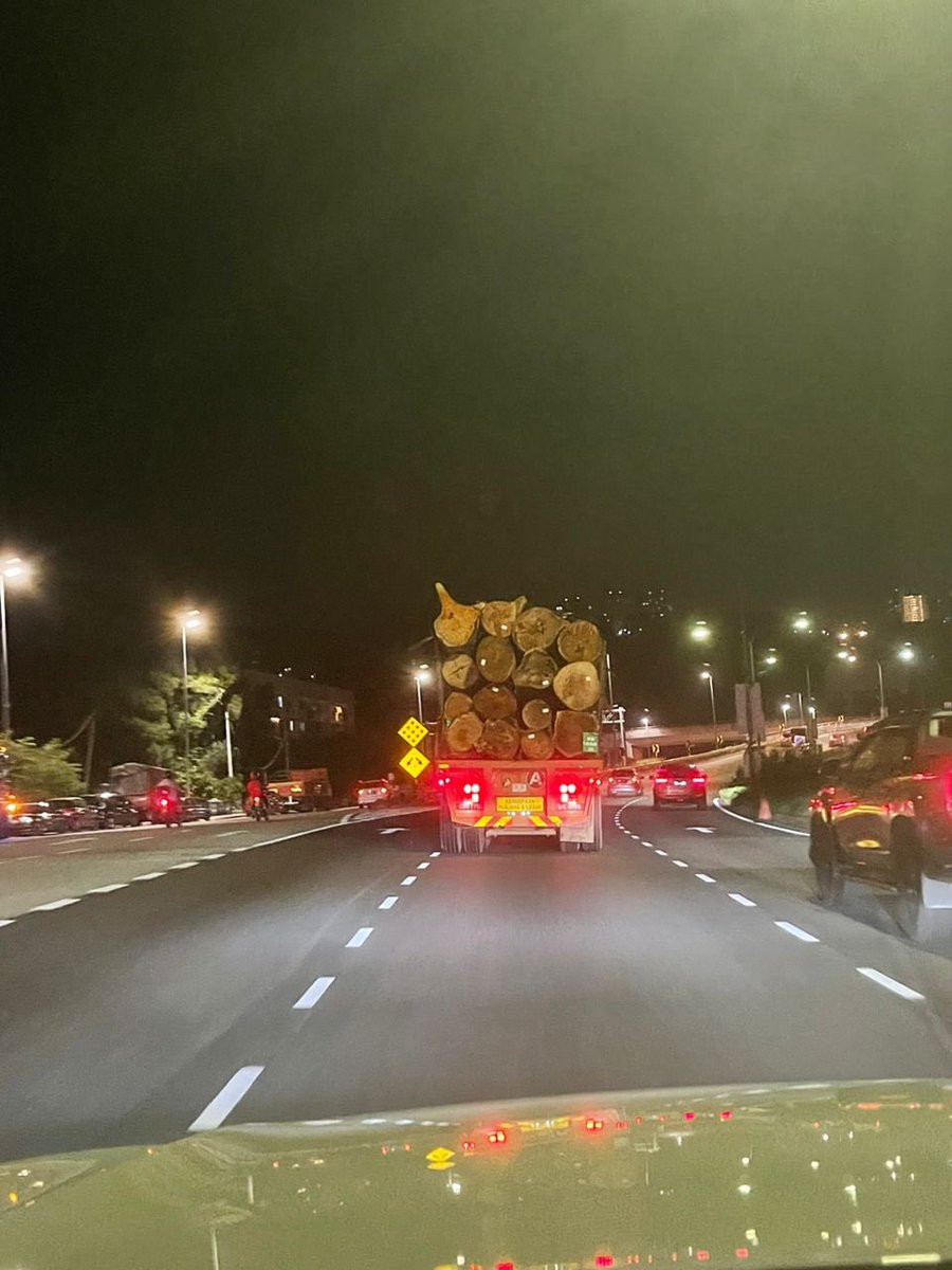 HezeriSamsuri's tweet photo. Kuala Lumpur …. Malam malam pun lori balak boleh lalu. 

Negara maju taik kucing. https://t.co/MVhA0uIl6u