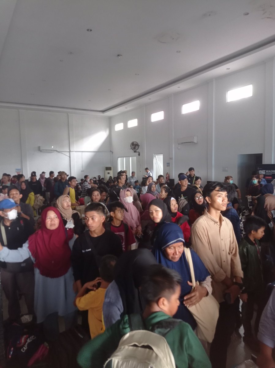 Lapor pak <a href="/erickthohir/">Erick Thohir</a> ini kondisi di pelabuhan pangkalan balam bangka. Tidak ada fasilitas publik yang memadai dan mampu memberikan rasa nyaman untuk penumpang. Kipas , ac dan tidak ada koridor menuju kapal.