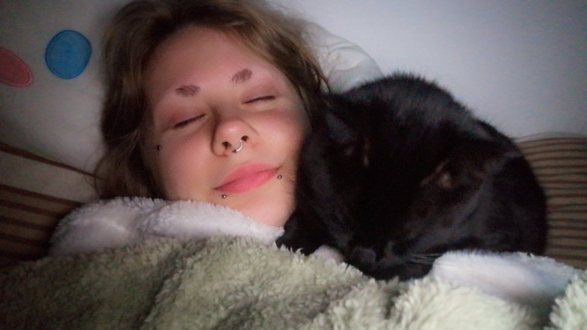 Th3Bayleaf's tweet photo. Blessed cuddle buddy🖤 https://t.co/InAhGaFa2v