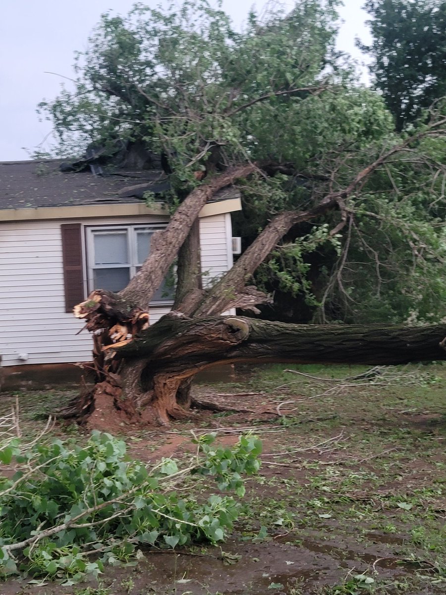 MariaAc75565887's tweet photo. Strong wind &amp; storm 😭 https://t.co/575BC68j4x