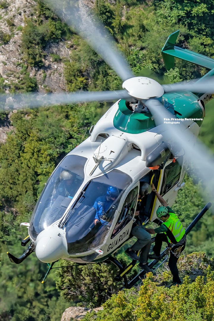 Dos especialidades y dos técnicas trabajando con un mismo fin;salvar vidas. #GREIM #SAER
@guardiacivil @_Greim_ @emiliobarquilla @AirbusDS_fans @AirbusHeli @EsAirbus @belen_morant @Web_AME @Gendarmerie @Forcesaeriennes #ServicioAéreo #GuardiaCivil #H135 #EC135 @guardiacivilzg